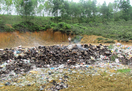 Bãi rác Hốc Dài ở xã Thượng Lộc gây ô nhiễm môi trường cho người dân.