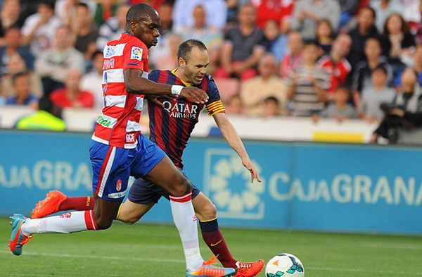 Iniesta (phải) và đồng đội bế tắc trước hàng thủ của Granada - Ảnh: AFP