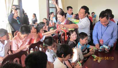 Đoàn kiều bào thăm và tặng quà cho Trung tâm nuôi dạy trẻ khuyết tật Đức Ninh, tỉnh Quảng Bình