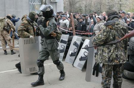 Người biểu tình vũ trang dựng hàng rào bên ngoài trụ sở cảnh sát ở thành phố Slavyansk, thuộc tỉnh Donetsk sau khi chiếm được tòa nhà này vào ngày 12/4/2014