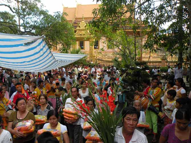 Người Khmer vui mừng trong lễ rước Maha Sâng Kran đi vòng quanh chính điện mừng năm mới.   
