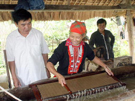 Làng nghề giấy bản Thanh Sơn. 