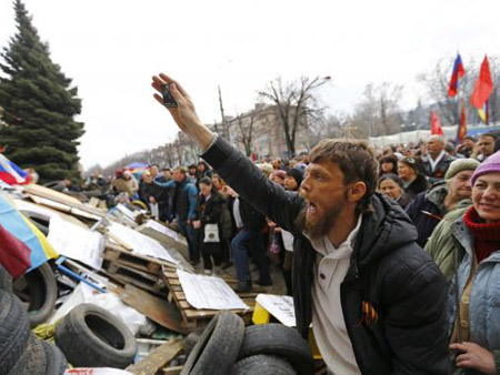 Người biểu tình ở Donetsk vẫn cố thủ khi thời hạn chót của tối hậu thư đã kết thúc.