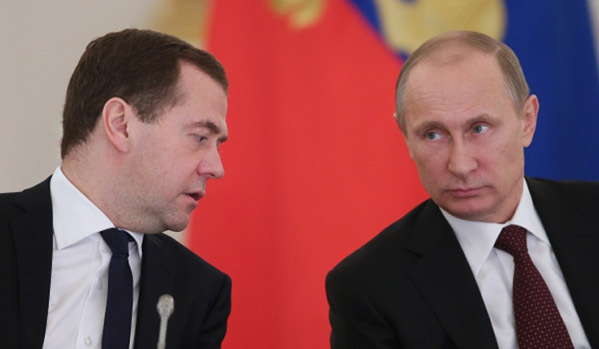 Tổng thống Nga Vladimir Putin (phải) và Thủ tướng Nga Dmitry Medvedev (trái)