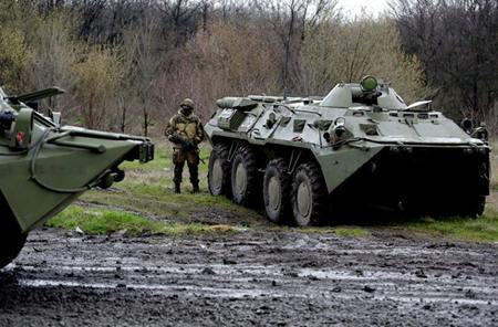Theo tờ Kiev Post, đã xuất hiện 3 xe bọc thép của Ukraine gần thành phố Sloviansk.