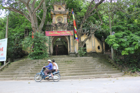 Lối lên đền Cao.