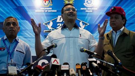  Quyền Bộ trưởng Quốc phòng kiêm Bộ trưởng Giao thông Malaysia Hishammuddin Hussein (trung tâm ảnh) trả lời họp báo về  chuyến bay MH370  ngày 13.4