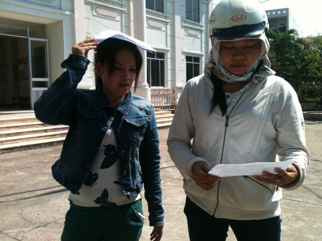 Bà Tâm (trái, vợ nạn nhân Kiều) và bà Tuyết (chị nạn nhân Kiều) đội đơn kháng cáo TAND TP.Tuy Hòa