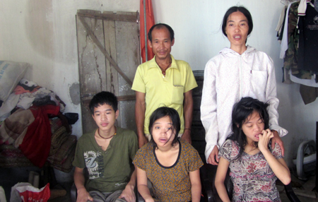 Vợ chồng anh Khương cùng 3 đứa con đang đứng trước cái nghèo nghiệt ngã. (Nguồn: Dantri)