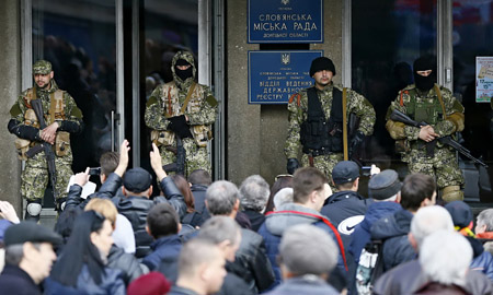 Người dân Ukraine tụ tập trước Văn phòng Thị trưởng thành phố Slaviansk ngày 14.4. 