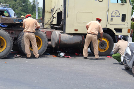 Một số hình ảnh tại hiện trường vụ tai nạn.