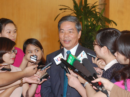 Ông Nguyễn Minh Quang - Bộ trưởng Bộ TNMT trả lời báo chí
