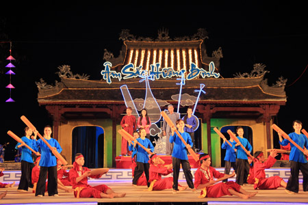 Chương trình “Âm sắc Hương Bình” tại Festivai Huế 2014.  