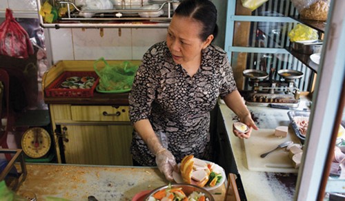 Tiệm bánh mì Hòa Mã với bà chủ Lê Thị Hạnh.