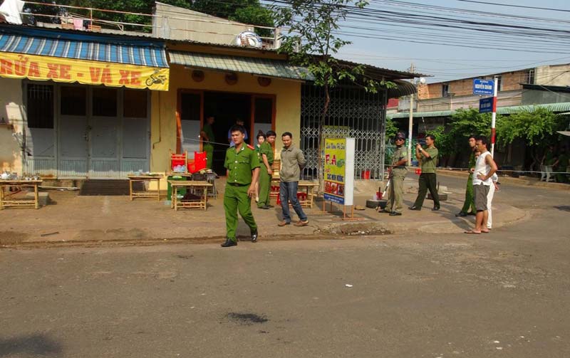 Công an đang làm việc tại quán nhậu F.A trên đường Nguyễn Chánh, phường Tân Phú, thị xã Đồng Xoài, tỉnh Bình Phước vào sáng 16.4.
