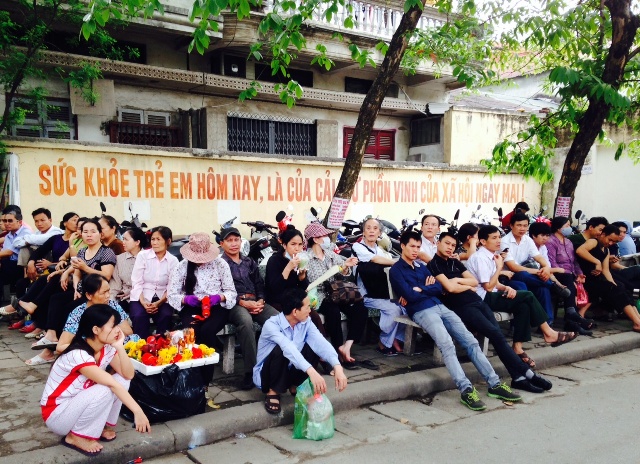 Hơn 1 tháng nay, Bệnh viện Nhi Trung ương luôn trong tình trạng quá tải, người nhà bệnh nhân ngồi đợi chen chúc cả ngoài cổng bệnh viện. Ảnh:HN