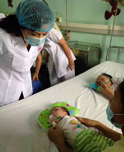 Bộ trưởng Y tế thăm trẻ mắc sởi tại Bệnh viện Nhi Trung ương. Ảnh: N.Phương. 