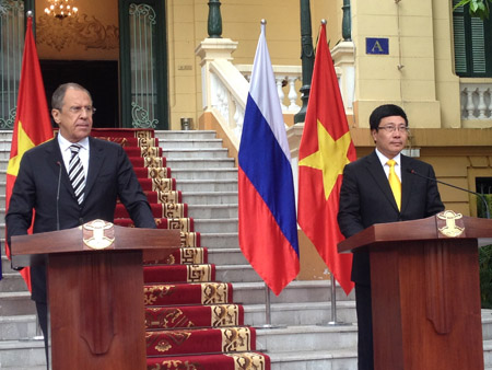 Phó Thủ tướng, Bộ trưởng Ngoại giao Phạm Bình Minh (phải) và Ngoại trưởng Nga tại cuộc họp báo trưa 16.4. 