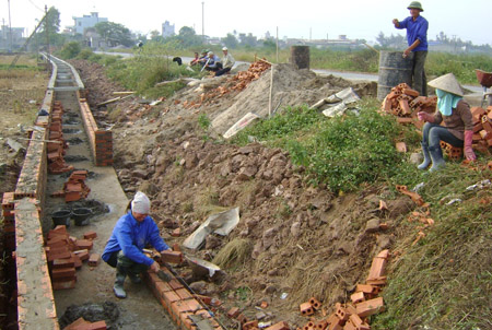 Xây dựng kênh mương nội đồng ở xã Nam Thắng (Tiền Hải, Thái Bình).