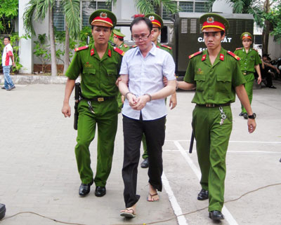 Hà Hồng Đạt được dẫn ra phiên tòa