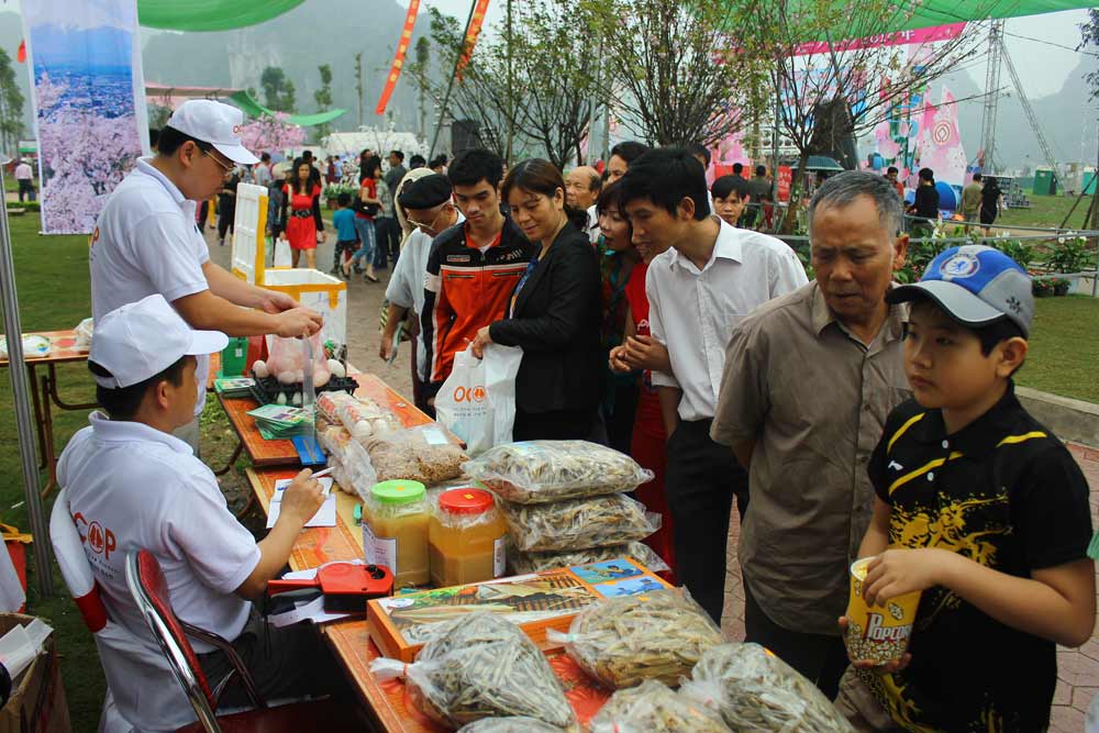 Hải sản khô và trứng sạch được nhiều du khách quan tâm.