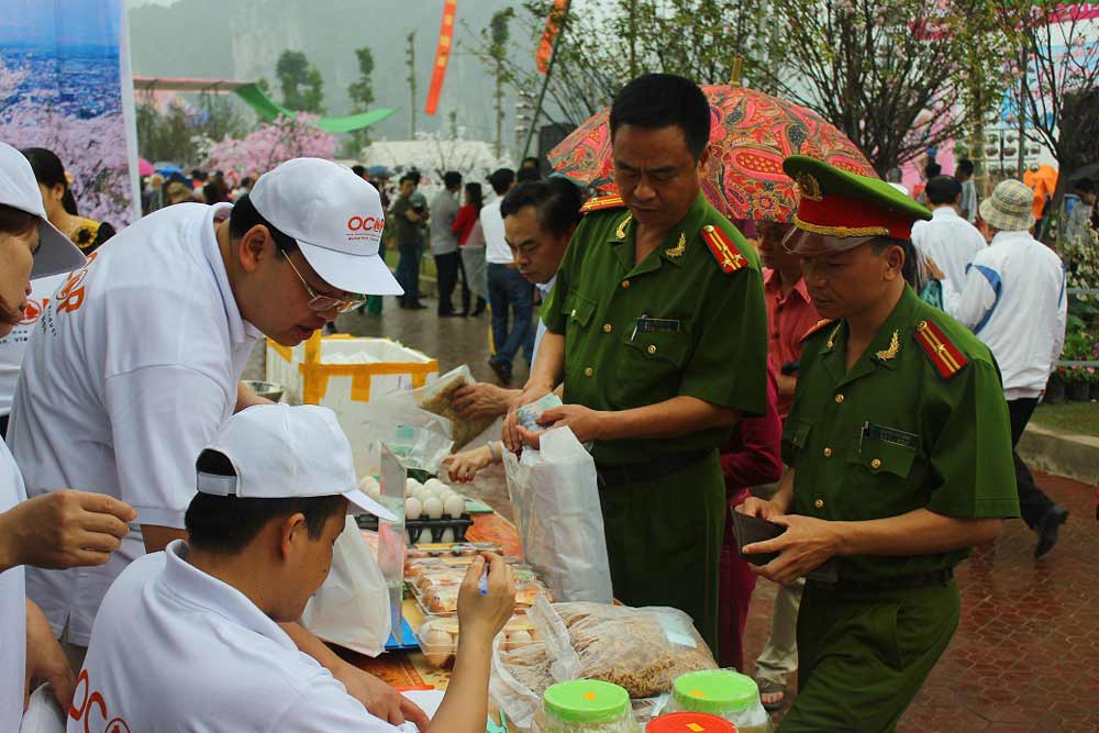 Sau giờ làm nhiệm vụ, hai sĩ quan công an tranh thủ mua “đặc sản nhà nông”