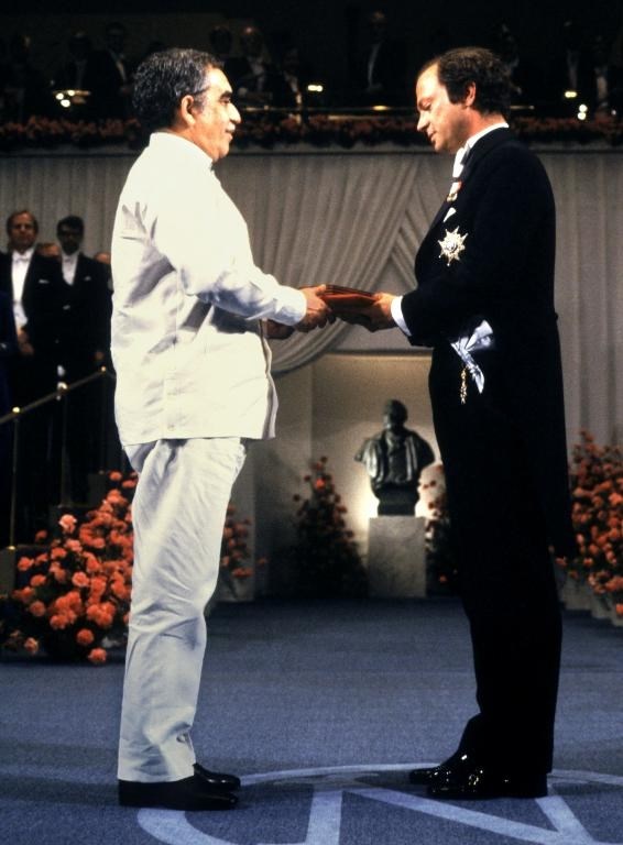 Marquez nhận giải Nobel từ tay Vua Gustaf của Thụy Điển (Nguồn: AFP)