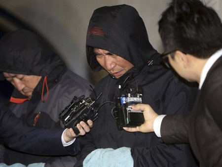  Thuyền trưởng Lee Joon-seok bị các nhà báo truy vấn