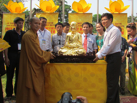 Ông Phan Thanh Hải – Giám đốc Trung tâm Bảo tồn Di tích Cố đô Huế cung thỉnh tượng Phật Hoàng Trần Nhân Tông cho Trụ trì Thiền Viện Trúc Lâm Bạch Mã.