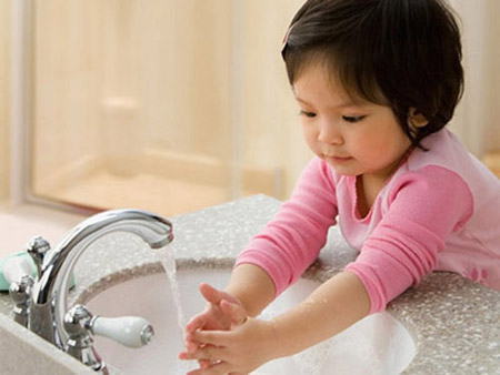  Nên nhắc nhở con rửa tay thường xuyên và đúng cách. 