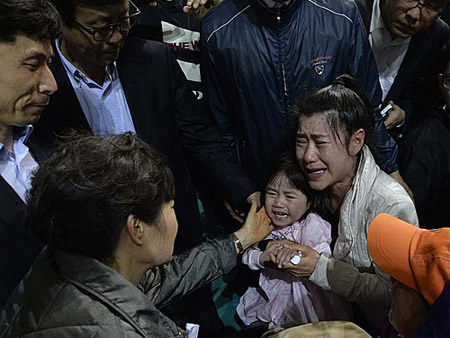 Tổng thống Hàn Quốc Park Geun Hye hỏi thăm bé Kwon Ji Yeon được cô ruột bế. 