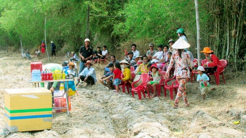 Quán án, quán nước mọc “dã chiến” ngoài đồng