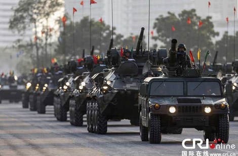 Đội hình xe thiết giáp BTR-3 của Thái Lan trong duyệt binh.