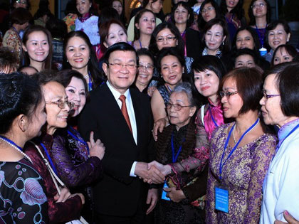 Chủ tịch nước Trương Tấn Sang với các đại biểu phụ nữ kiều bào.