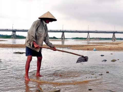 Con sông Trà trơ đáy, khiến hàng chục người kéo đi đòi nước. Ảnh: S.T