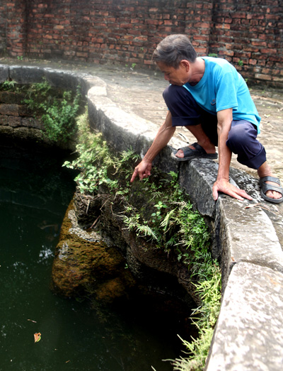 Dưới giếng là đá ong tự nhiên.