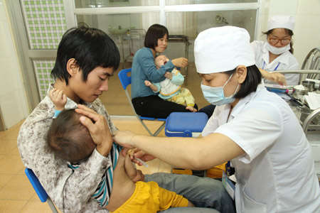 Hà Nội đang tiêm chủng miễn phí vaccine sởi cho trẻ từ 9 tháng đến 6 tuổi. 