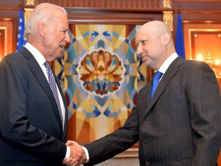 Tổng thống tạm quyền Ukraine Olexander Turchynov (phải)  gặp Phó Tổng thống Mỹ Joe Biden. 