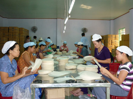 Sản xuất bánh tráng tại làng nghề bánh tráng Phú Hòa Đông, TP.HCM.