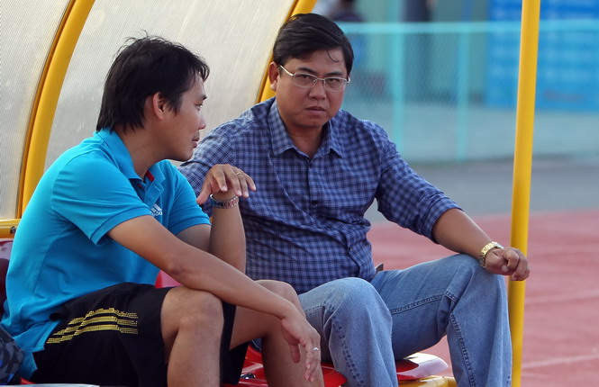 HLV Nhan Thiện Nhân (phải) đã nộp đơn xin nghỉ từ đầu tuần - Ảnh: Bạch Dương