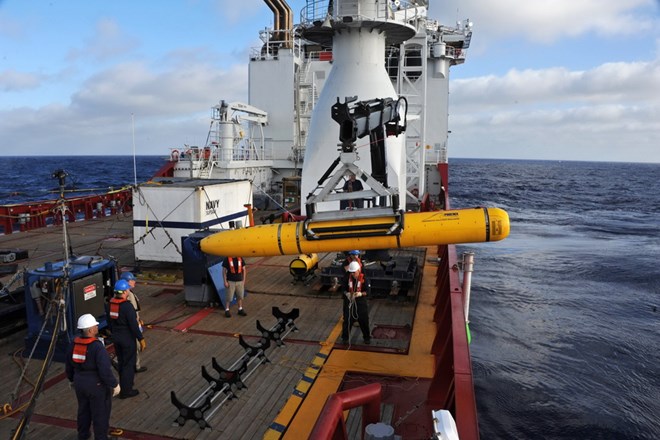 Thiết bị tự hành dưới nước Bluefin-21 của hải quân Mỹ chuẩn bị được đưa xuống nước tìm kiếm máy bay mất tích. (Ảnh: AFP/TTXVN)