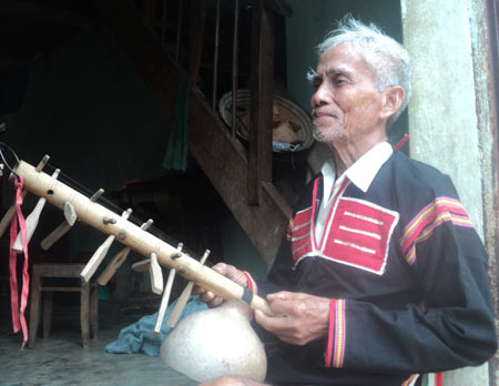 Nghệ nhân A Ma Liên đang chơi đàn goong.