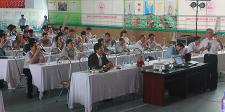 GS.TS Bùi Đình Dinh trình bày tham luận tại hội thảo.
