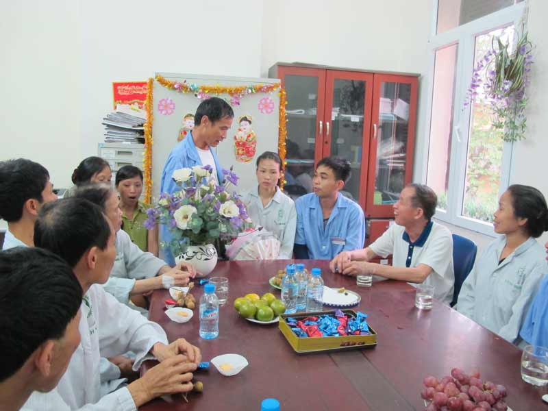  Vợ chồng bệnh nhân Hà Thị Hom nhận lời chúc từ nhân viên y tế và bệnh nhân trong ngày cưới ngay tại bệnh phòng 