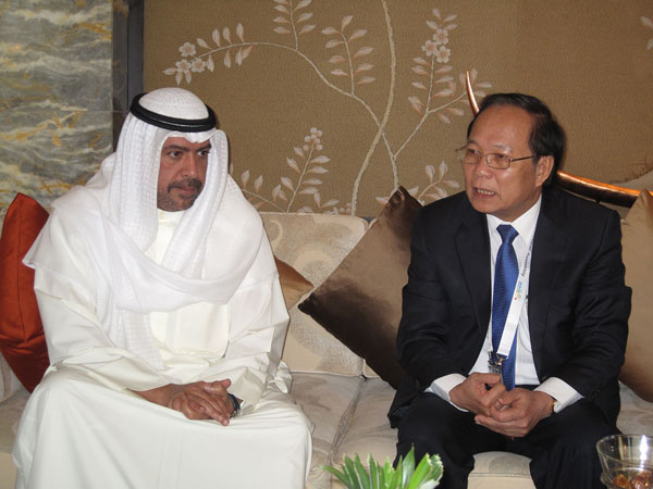 Bộ trưởng Hoàng Tuấn Anh và Chủ tịch OCA - Fahad Al-Sabah. (ảnh: TTXVN)