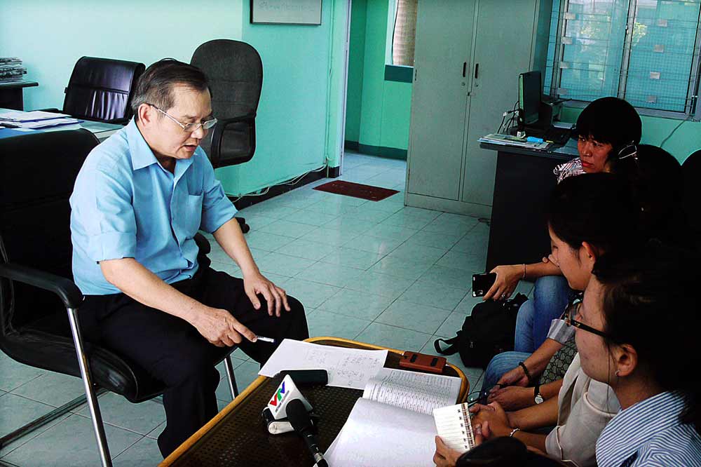 Ông Lương Khánh Thuận trả lời phỏng vấn báo chí.