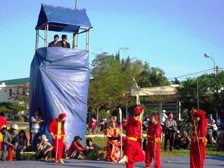 Hội đánh cờ người ở Bình Định, mỗi nước đi là một thế võ.