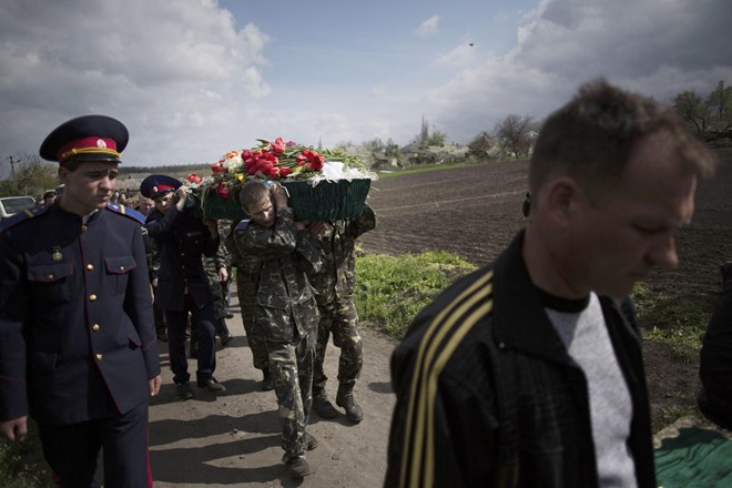Lễ tang một trong ba tay súng thuộc lực lượng ly khai thiệt mạng hôm Chủ nhật vừa qua trong cuộc đụng độ gần Slaviansk (Nguồn: AFP)