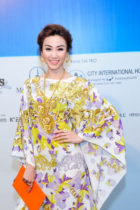 Một chiếc váy Versaace khác mà Ngân Khánh mặc khi tham dự show diễn của Đỗ Mạnh Cường