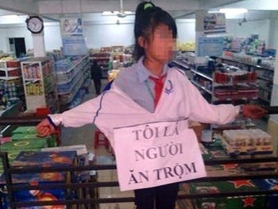 Nữ sinh S bị các nhân viên siêu thị Vĩ Yên trói tay, bắt đeo bảng “Tôi là người ăn trộm”.